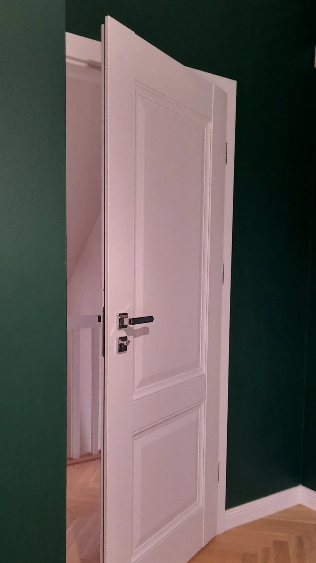 Otwarte drzwi wewnętrzne w kolorze pudrowego różu — realizacja MP Studio, Pisz i okolice