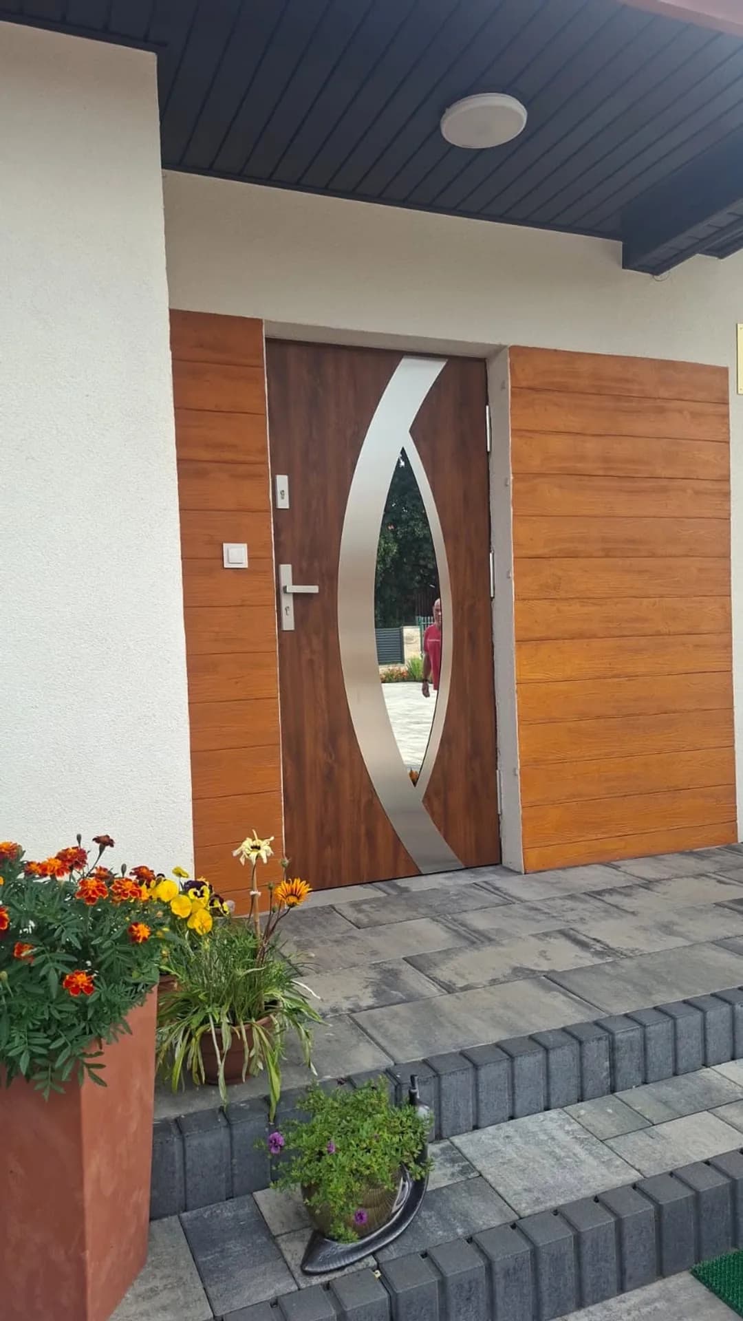Drzwi wejściowe drewnopodobne z owalnym przeszkleniem — realizacja MP Studio, Pisz i okolice